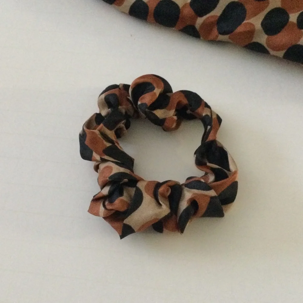KATE SPADE DOTTY LEOPARD PRINT SILK BANDANA AND HAIR SCRUNCHIE  BLACK BROWN NWT